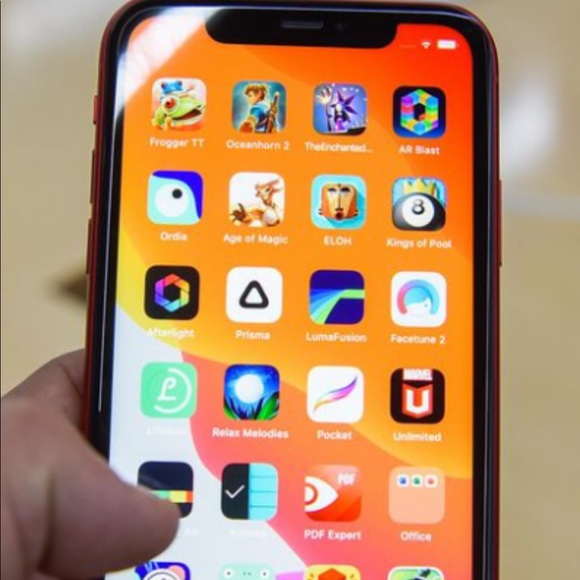 Apple IPhone 11 64GB black and lightly used - Picture 2 of 3